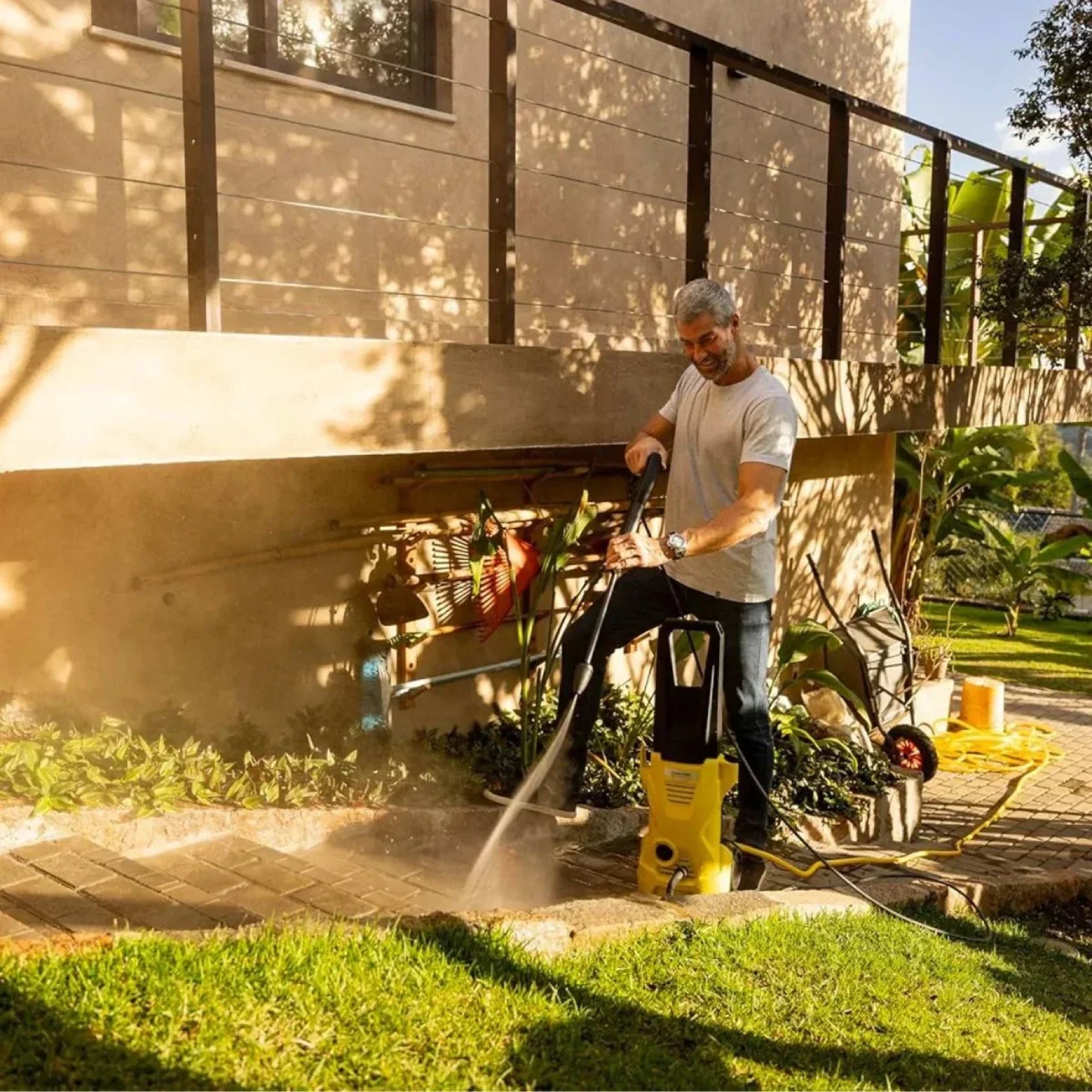 Usos de una hidrolavadora: limpieza a presión de patios, autos y fachadas