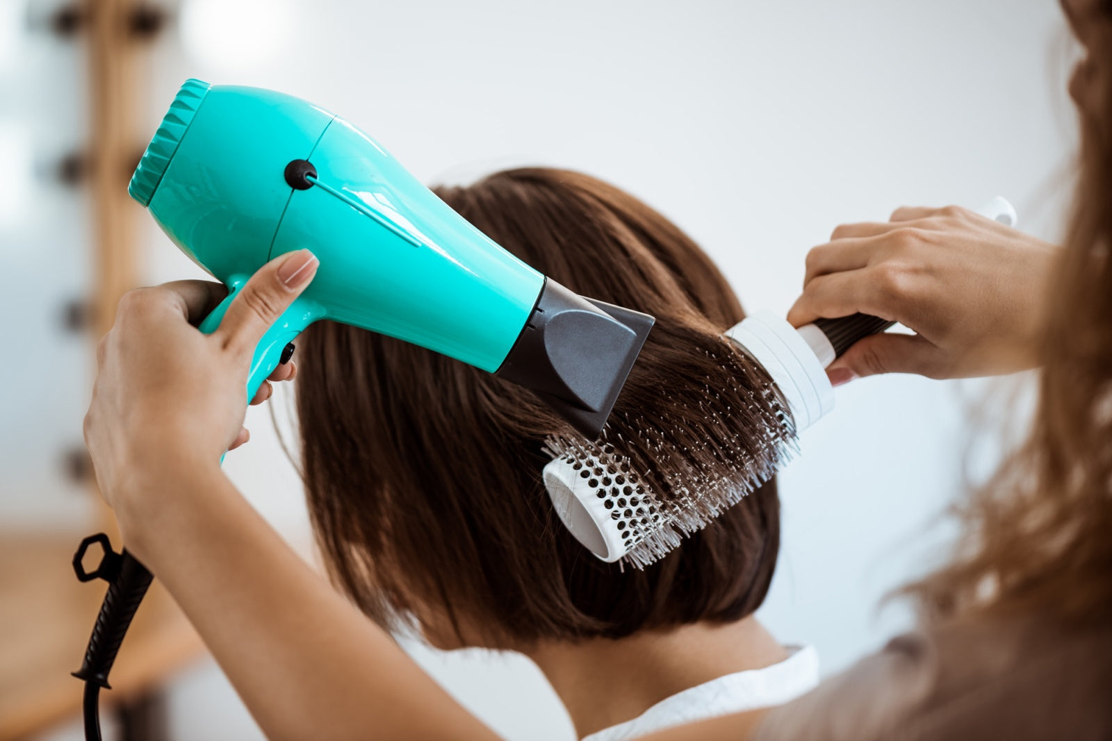 Secadora de pelo profesional en uso para peinar y dar volumen al cabello